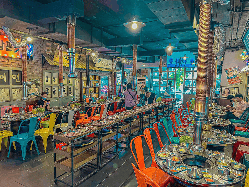 Không gian bên trong Jinro BBQ đậm chất Hàn Quốc (Nguồn: JINRO BBQ, Đống Đa, Hà Nội - 진로비비큐 동다)